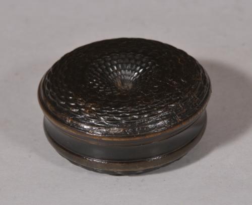 S/5986 Antique Early 19th Century Engine Turned Horn Pill Box