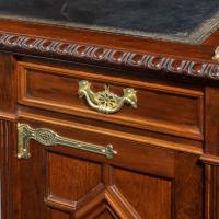 A Fine Quality Late Victorian Mahogany Pedestal Desk