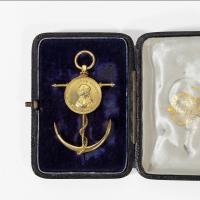 Commemorative brooch by Edmund Johnson, in 18ct gold with its original case