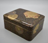 Gold Lacquer Box with Chrysanthemum design