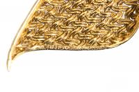 Vintage Brooch by Mauboussin (Paris) in 18 Karat Gold of a Woven Scarf, French circa 1950.