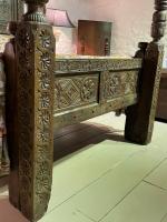 A STUNNING JACOBEAN OAK FOUR POSTER BED. INITIALLED T.H. DATED 1614.