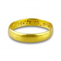 Gold posy ring ‘Wee Joine our harts in god’. English, 17th - 18th century