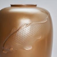 Japanese bronze vase decorated with koi carps signed Unsho, Meiji Period