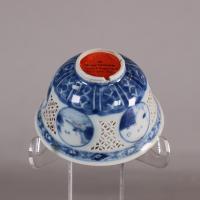 Base of reticulated blue and white Chongzhen teabowl