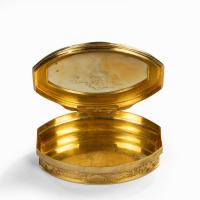A gold and agate snuff box belonging to Anne, first Duchess of Buccleuch