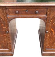 English 19th Century Oak Pedestal Desk