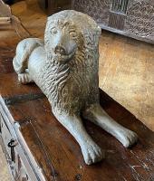 A WONDERFUL EARLY 17TH CENTURY STONE SCULPTURE OF A RECUMBENT LION. CIRCA 1600-1620.