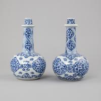 Pair of Chinese porcelain blue and white wine ewers, Kangxi, 1662-1722