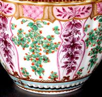 First Period Worcester Porcelain "Holly Berry" Pattern Sugar Pot and Cover, Hop Trellis Pattern, Circa 1775.