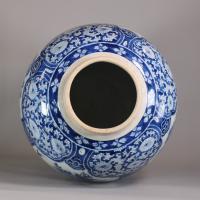 rim detail of Kangxi blue and white vase