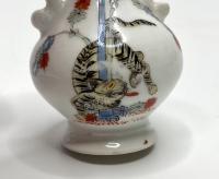 Meissen porcelain miniature vase, Kakiemon, circa 1735