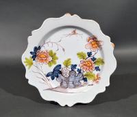 Bristol Delftware Set of Six Polychrome Chinoiserie Scalloped Plates, Redbank Back Factory, Circa 1760