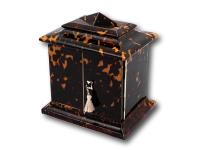 Overview of the Tortoiseshell Jewellery box with the key fitted